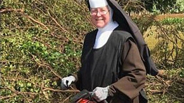 Η καλόγρια με το αλυσοπρίονο που «γονάτισε» το διαδίκτυο (βίντεο)